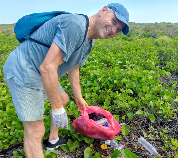 aldo cleaning beach of Galapagos